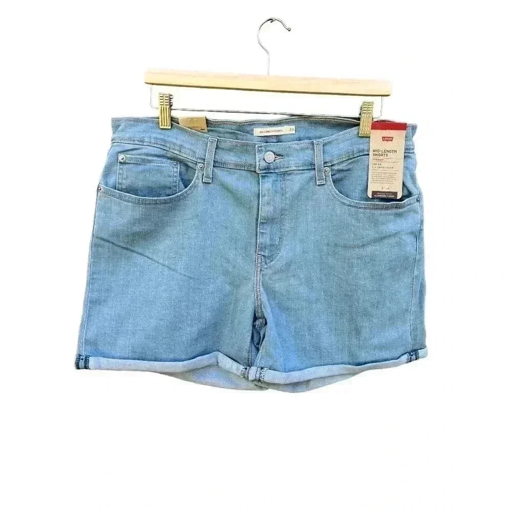 WOMEN’S LEVI’S MID-LENGTH SHORTS•MEDIUM WASH DENIM•NICE STRETCH•